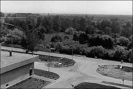 Pohled shora z ulice Brandlovy do parku nemocnice ped výstavbou lázní.